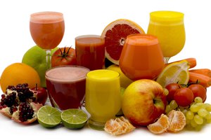 Обои на рабочий стол: апельсин, виноград, гранат, лайм, лимон, мандарин, морковь, помидор, свежесть, соки, стаканы, фужеры, яблоко