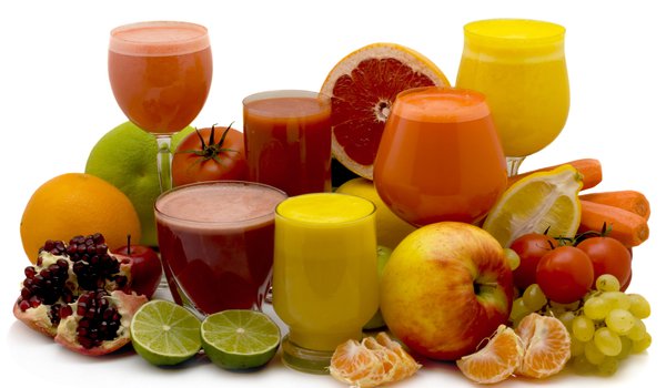 Обои на рабочий стол: апельсин, виноград, гранат, лайм, лимон, мандарин, морковь, помидор, свежесть, соки, стаканы, фужеры, яблоко
