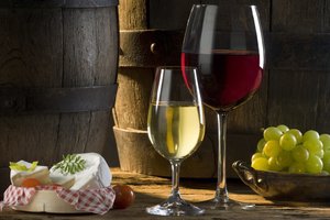 Обои на рабочий стол: белое, бокалы, бочки, вино, виноград, красное, солнце, сыр, тень, томат