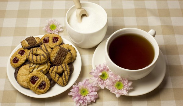 Обои на рабочий стол: блюдце, печенье, сахар, цветы, чай, чашка