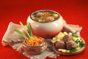 Обои на рабочий стол: горшочек, картошечка, лук, морковка, русская кухня, скатерть, суп, укроп, фрикадельки