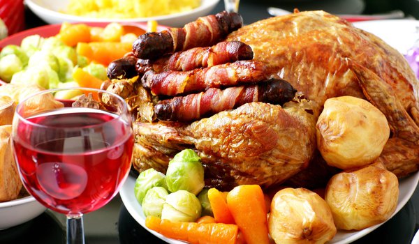 Обои на рабочий стол: бокал вина, гарнир, жареная курица, картофель, колбаски, морковь, овощи, праздничный стол