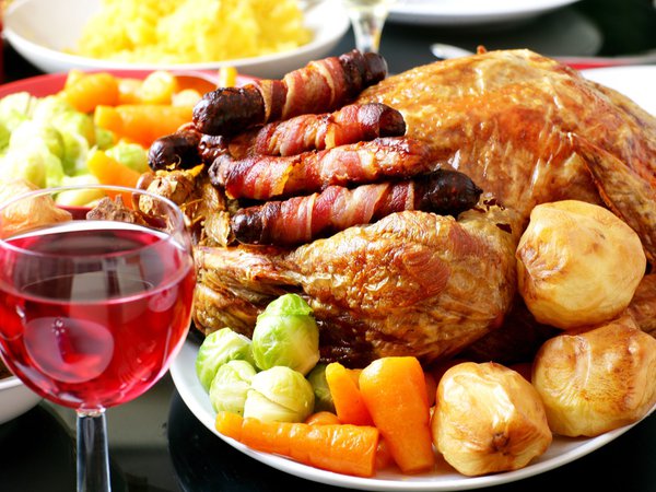 бокал вина, гарнир, жареная курица, картофель, колбаски, морковь, овощи, праздничный стол
