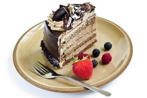 Обои на рабочий стол: cake, chocolate, dessert, вилка, выпечка, глазурь, десерт, клубника, крем, кусочек, малина, пирожное, сладкое, тарелка, торт, тортик, черника, шоколад