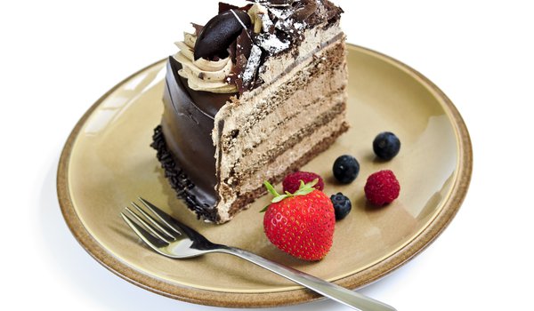 Обои на рабочий стол: cake, chocolate, dessert, вилка, выпечка, глазурь, десерт, клубника, крем, кусочек, малина, пирожное, сладкое, тарелка, торт, тортик, черника, шоколад