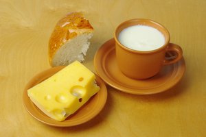 Обои на рабочий стол: блюдца, молоко, стол, сыр, чашки