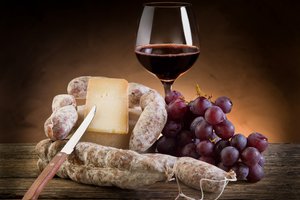 Обои на рабочий стол: бокал, вино, виноград, гроздь, красное, ломоть, нож, салями, сыр