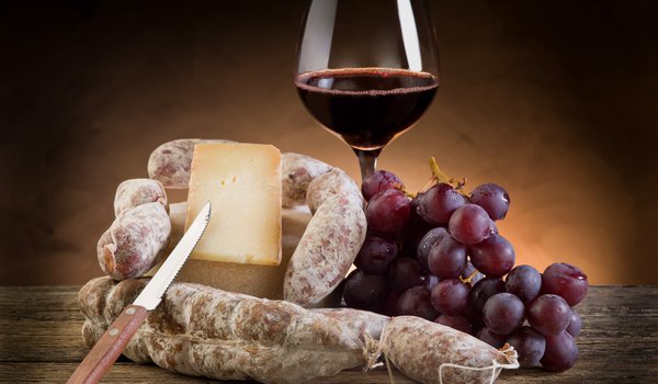 Обои на рабочий стол: бокал, вино, виноград, гроздь, красное, ломоть, нож, салями, сыр
