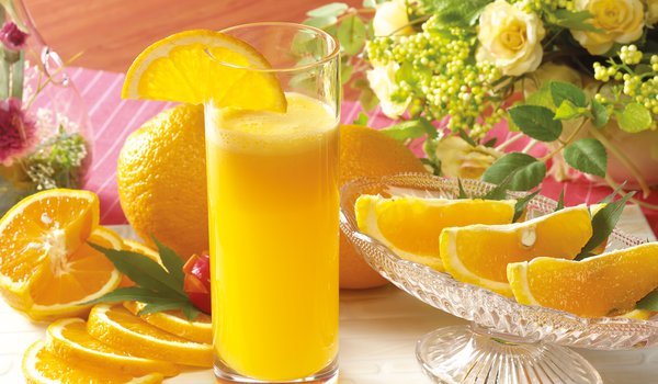 Обои на рабочий стол: апельсины, сок, стакан, цветы