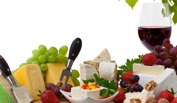 Обои на рабочий стол: бокал, вино, виноград, грецкие орехи, клубника, красное, сыр