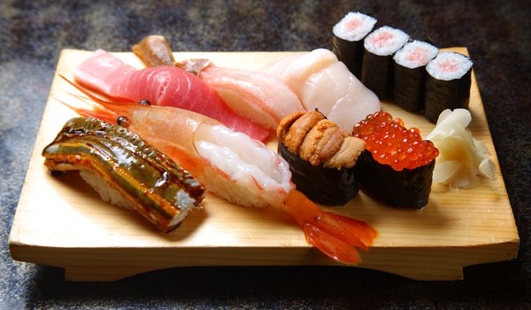 Обои на рабочий стол: доска, красная икра, креветка, морепродукты, рис, роллы, рыба, суши