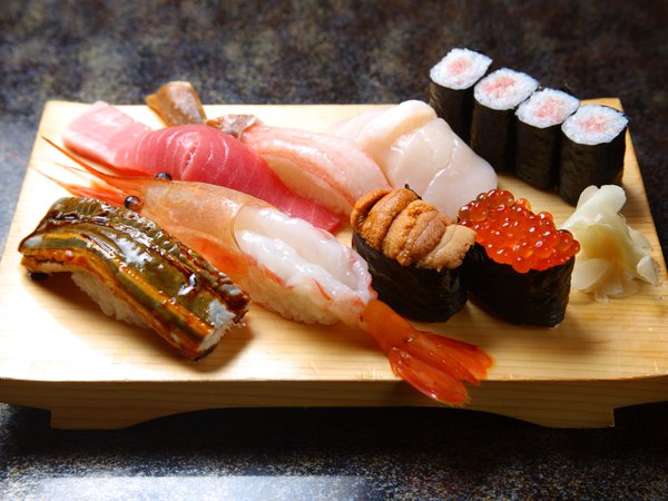 доска, красная икра, креветка, морепродукты, рис, роллы, рыба, суши