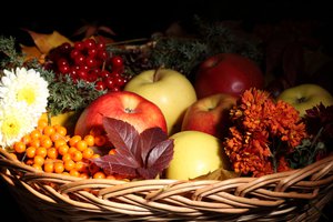 Обои на рабочий стол: корзина, листья, облепиха, осень, фрукты, цветы, яблоки