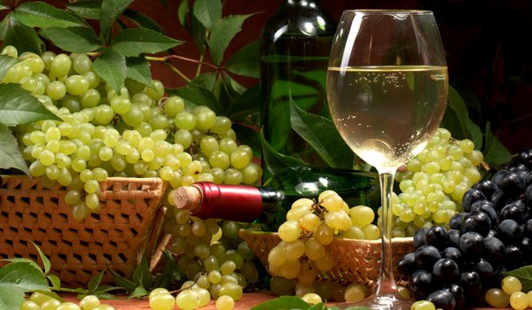 Обои на рабочий стол: белое, бокал, бутылка, вино, виноград, корзины, листья