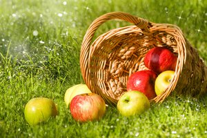 Обои на рабочий стол: блики, боке, зеленые, капли, корзина, красные, роса, трава, фрукты, яблоки