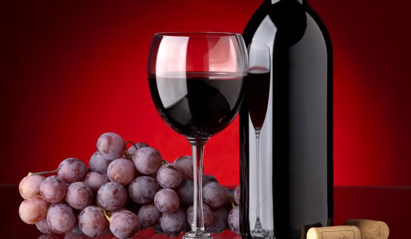 Обои на рабочий стол: бокал, бутылка, вино, виноград, красное, пробки