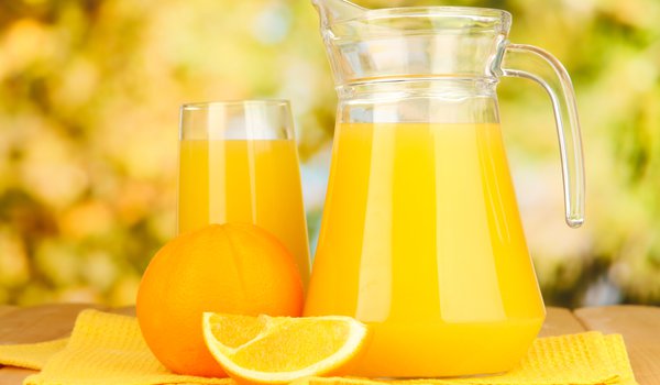Обои на рабочий стол: апельсин, кувшин, сок, стакан, стол, фрукты, цитрусы