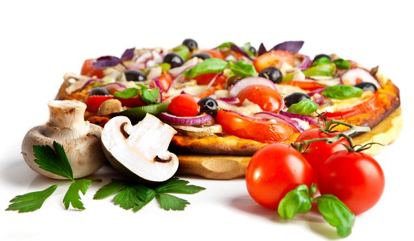 Обои на рабочий стол: грибы, лук, маслины, пицца, помидоры, сыр, шампиньоны