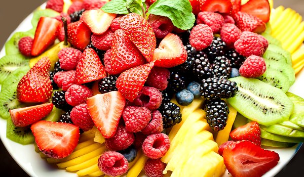 Обои на рабочий стол: ежевика, киви, клубника, малина, тарелка, фрукты, черника, ягоды