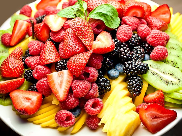 ежевика, киви, клубника, малина, тарелка, фрукты, черника, ягоды