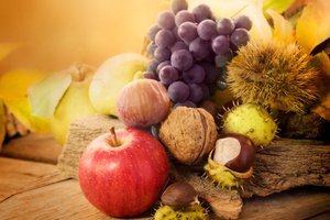 Обои на рабочий стол: виноград, каштаны, листья, орехи, осень, урожай, фрукты, яблоко