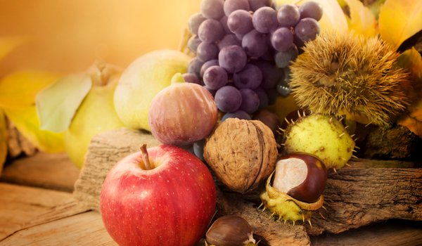 Обои на рабочий стол: виноград, каштаны, листья, орехи, осень, урожай, фрукты, яблоко