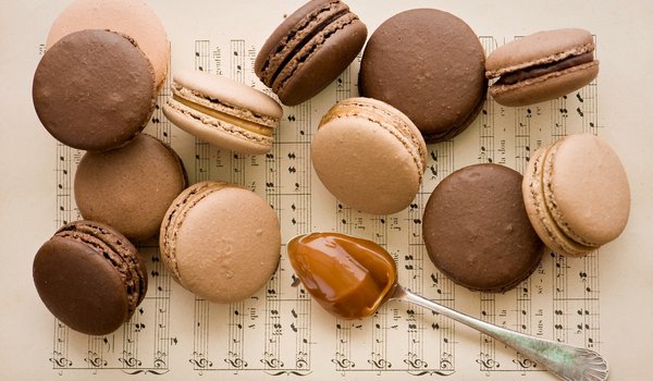 Обои на рабочий стол: Anna Verdina, macaron, десерт, карамель, ложка, макарун, ноты, печенье, тетрадь, шоколадное