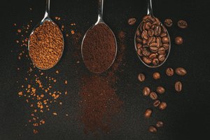 Обои на рабочий стол: black background, coffee, grains, granulated, ground, spoons, гранулированный, зёрна, кофе, ложки, молотый, черный фон