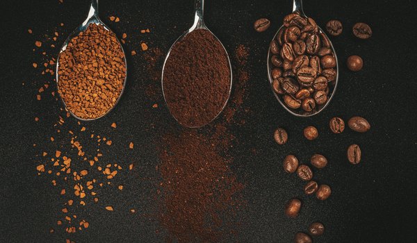 Обои на рабочий стол: black background, coffee, grains, granulated, ground, spoons, гранулированный, зёрна, кофе, ложки, молотый, черный фон