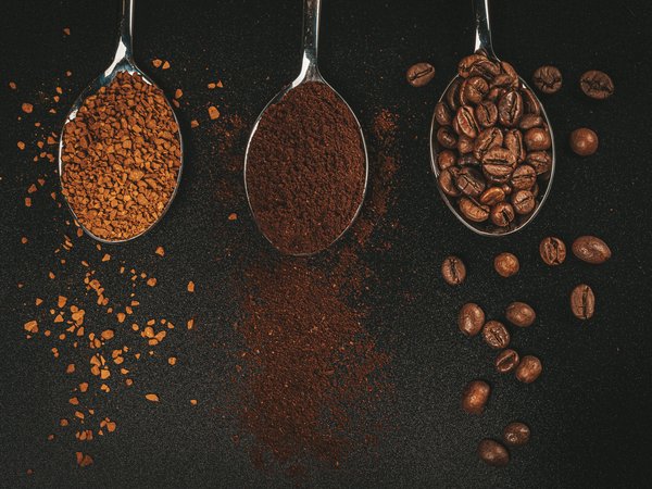 black background, coffee, grains, granulated, ground, spoons, гранулированный, зёрна, кофе, ложки, молотый, черный фон