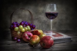 Обои на рабочий стол: бокал, вино, виноград, натюрморт, яблоки