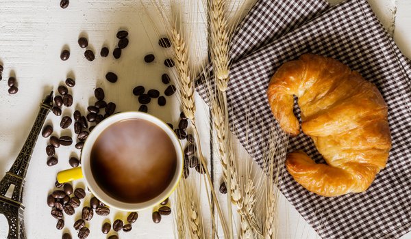 Обои на рабочий стол: beans, breakfast, coffee, croissant, cup, завтрак, зёрна, кофе, круассаны, чашка
