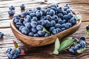 Обои на рабочий стол: berries, blueberry, fresh, wood, корзинка, черника, ягоды
