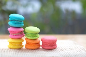 Обои на рабочий стол: bright, colorful, dessert, french, macaron, macaroon, pink, sweet, десерт, макаруны, пирожные, сладкое
