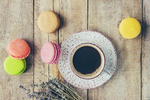 Обои на рабочий стол: coffee cup, colorful, french, lavender, macaron, лаванда, макаруны, чашка кофе