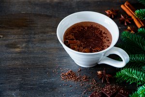 Обои на рабочий стол: chocolate, cocoa, cup, fir tree, hot, ветки, горячий шоколад, кружка
