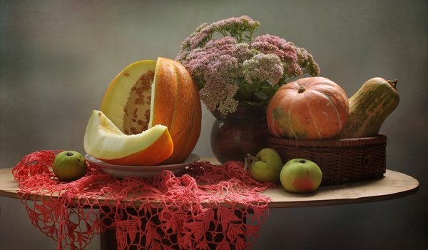 Обои на рабочий стол: дыня, натюрморт, осень, очиток, сентябрь, тыква, цветы, яблоки