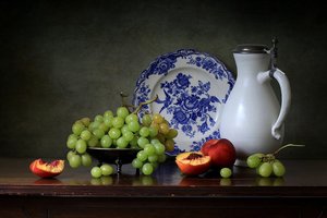 Обои на рабочий стол: виноград, кувшин, натюрморт, персики, стиль, тарелка, фон, фрукты