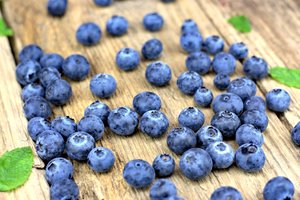 Обои на рабочий стол: berries, blueberry, fresh, wood, голубика, черника, ягоды