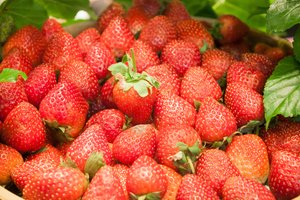 Обои на рабочий стол: berries, fresh, strawberry, sweet, клубника, красные, спелая, ягоды