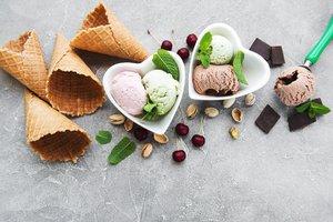Обои на рабочий стол: cherry, chocolate, cone, dessert, ic cream, pistachio, мороженое, рожок, фисташки, черника, ягоды