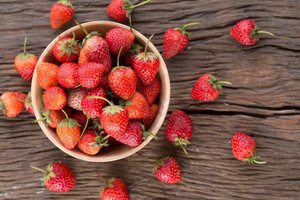 Обои на рабочий стол: berries, fresh, strawberry, sweet, wood, клубника, красные, спелая, ягоды