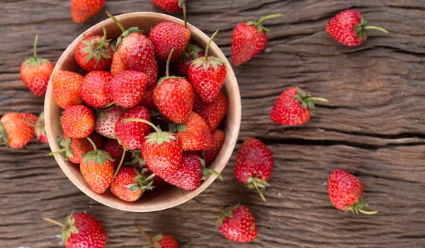 Обои на рабочий стол: berries, fresh, strawberry, sweet, wood, клубника, красные, спелая, ягоды