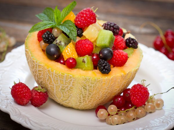 dessert, fruit salad, дыня, клубника, малина, салат, смородина, фрукты, ягоды