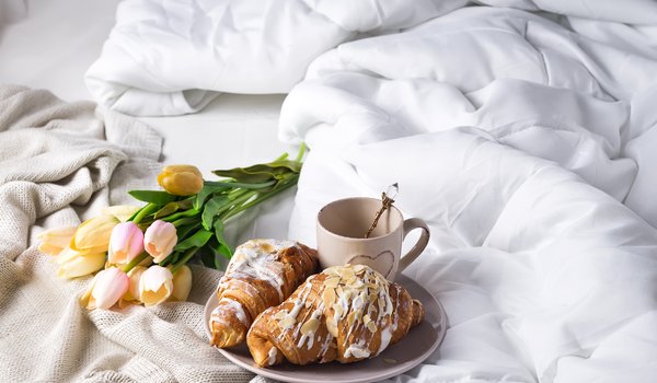 Обои на рабочий стол: breakfast, coffee cup, croissant, romantic, tulips, кофе, круассаны, постель, тюльпаны, чашка