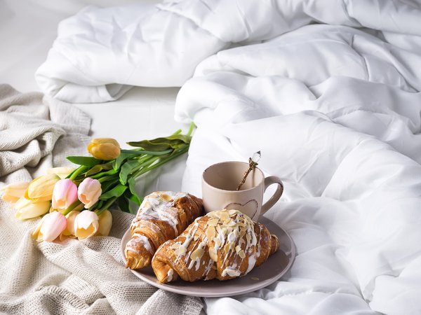 breakfast, coffee cup, croissant, romantic, tulips, кофе, круассаны, постель, тюльпаны, чашка