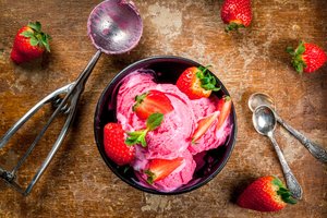 Обои на рабочий стол: ice cream, strawberry, десерт, клубника, мороженое, мята, ягоды