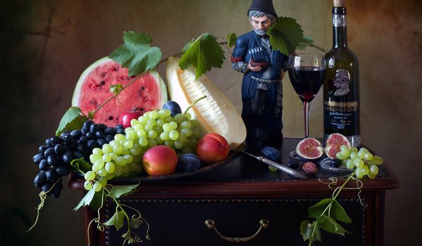 Обои на рабочий стол: арбуз, бокал, бутылка, вино, виноград, дыня, инжир, Мила Миронова, натюрморт, статуэтка, фрукты