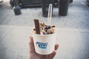 Обои на рабочий стол: ложка, мороженое, стаканчик, шоколад