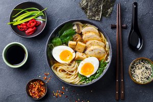 Обои на рабочий стол: noodle, noodles, plate, pork, ramen, restaurant, salad, slate
